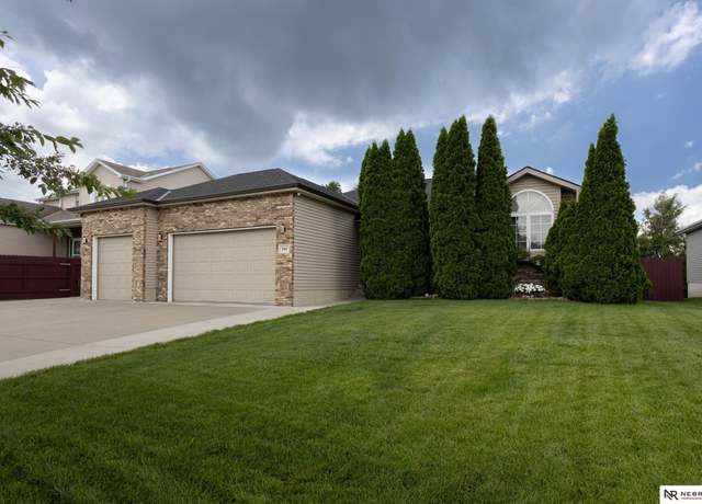 Property at 5411 N 15th St, Lincoln, NE 68521, 4 beds, 3 baths