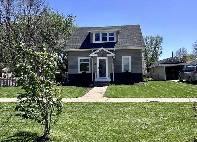 Property at 1418 L St, Aurora, NE 68818, 4 beds, 2 baths