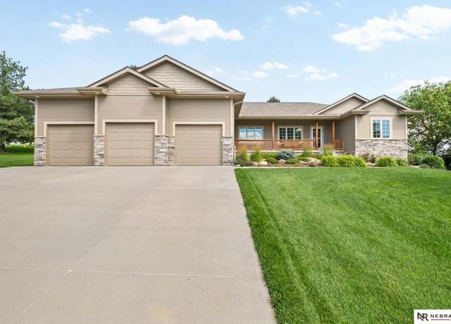 Property at 3611 Lynx Cir, Bellevue, NE 68123, 4 beds, 3.5 baths