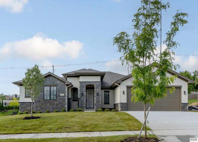 Property at 8646 Loveland Estates Ct, Omaha, NE 68124, 3 beds, 2.5 baths