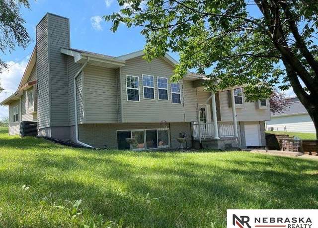 Property at 9500 Dawn Dr, Plattsmouth, NE 68048, 4 beds, 3 baths