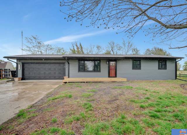 Property at 1000 Pioneer Dr, Beatrice, NE 68310, 4 beds, 3 baths