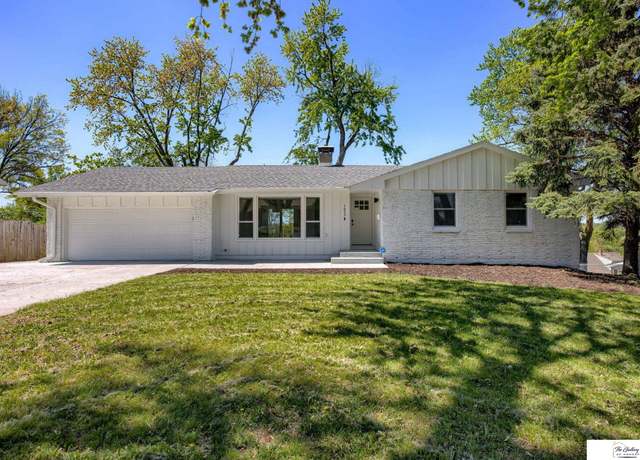 Property at 7633 Windsor Dr, Omaha, NE 68114, 3 beds, 3 baths