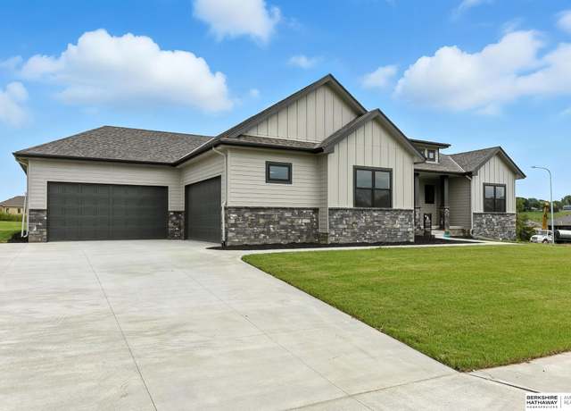 Property at 9904 Cody St, Papillion, NE 68046, 4 beds, 3 baths