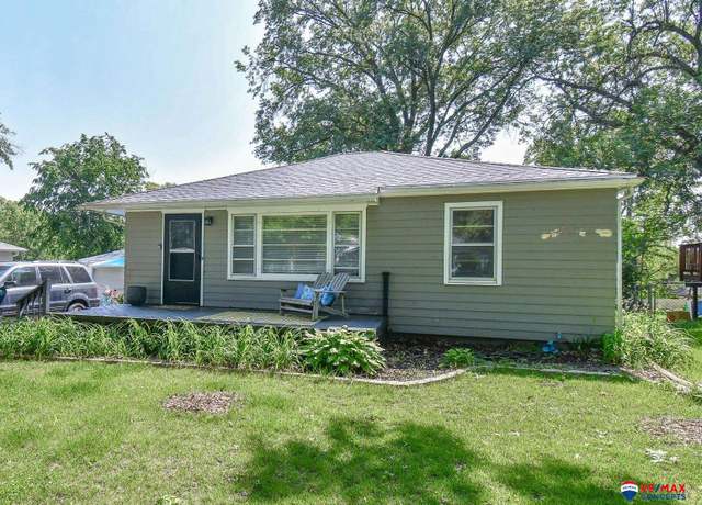 Property at 2320 S 36th St, Lincoln, NE 68506, 3 beds, 2 baths