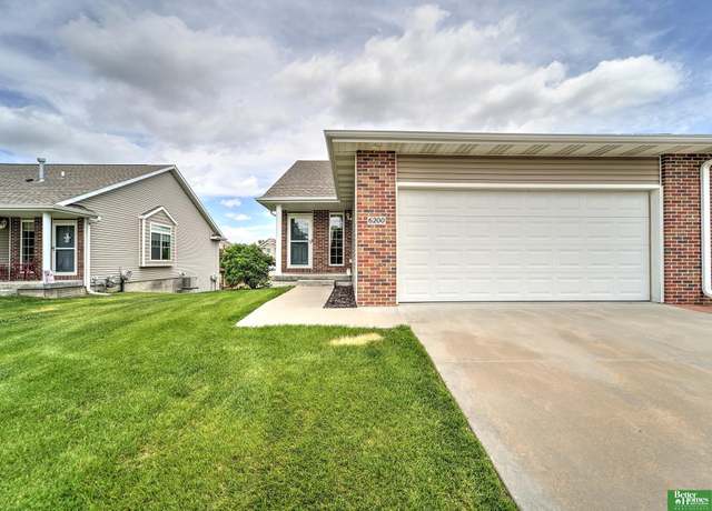 Property at 6200 Maple View Dr, Lincoln, NE 68512, 4 beds, 3 baths