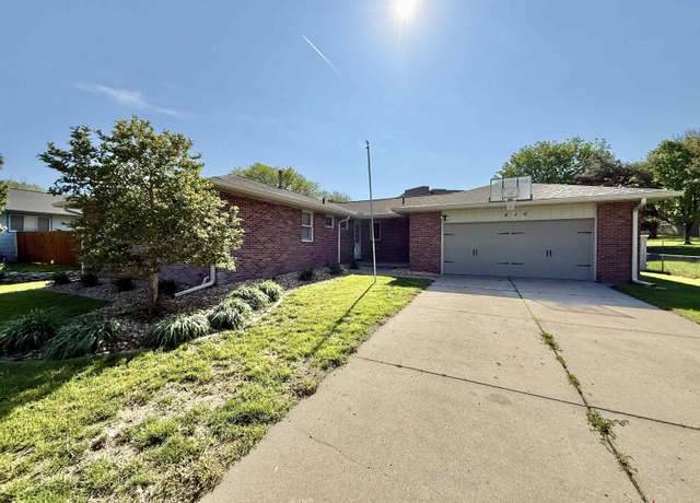 Property at 410 Haverford Dr, Lincoln, NE 68510, 3 beds, 2 baths