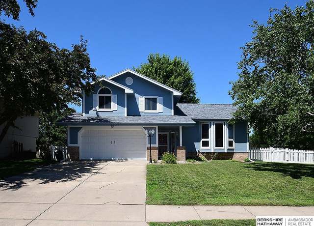 Property at 1000 Shawnee Rd, Papillion, NE 68046, 3 beds, 2.5 baths