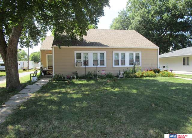 Property at 615-617 N 17th St, Beatrice, NE 68310, 4 beds, 2 baths