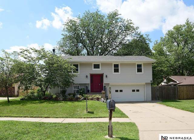 Property at 601 Teakwood Dr, Lincoln, NE 68510, 4 beds, 2.5 baths