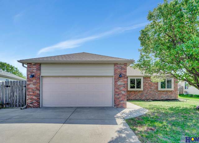 Property at 7220 S 21st St, Lincoln, NE 68512, 3 beds, 3 baths