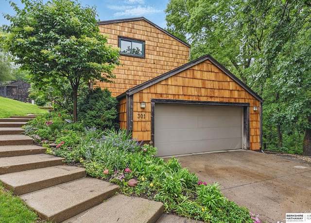 Property at 301 Oakridge Ct, Bellevue, NE 68005, 2 beds, 3 baths