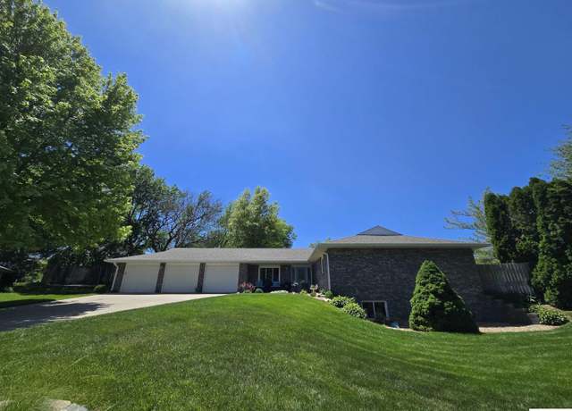 Property at 1807 S 16th Circle Dr, Beatrice, NE 68310, 3 beds, 2 baths