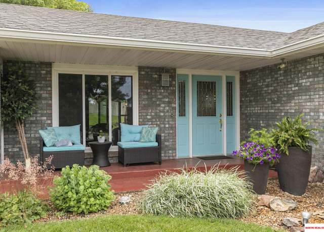 Property at 1807 S 16th Circle Dr, Beatrice, NE 68310, 3 beds, 2 baths