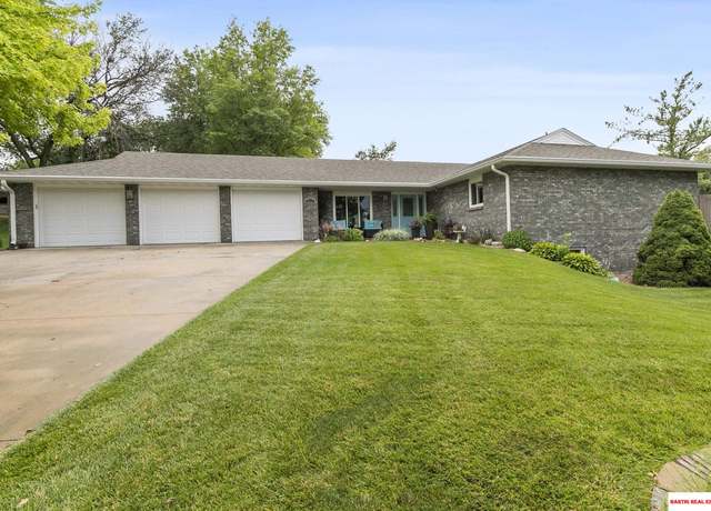 Property at 1807 S 16th Circle Dr, Beatrice, NE 68310, 3 beds, 2 baths