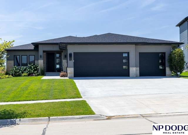 Property at 8821 White Horse Way, Lincoln, NE 68520, 4 beds, 4 baths