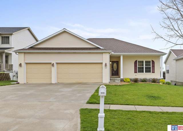 Property at 9000 Berg Dr, Lincoln, NE 68505, 4 beds, 3 baths