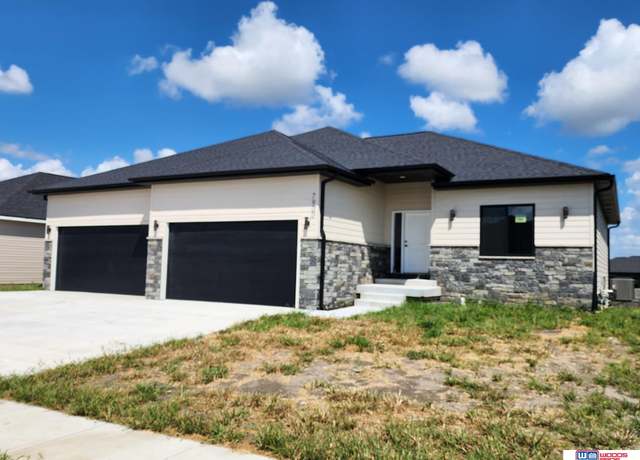 Property at 7900 Ephraem Ln, Lincoln, NE 68516, 5 beds, 3 baths