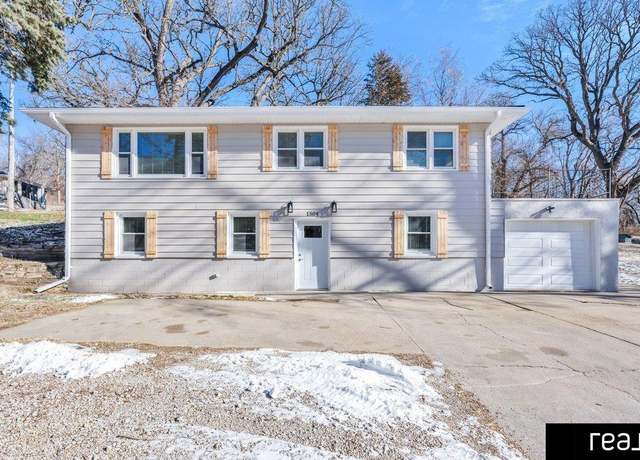 Property at 1509 Madison Ave, Council Bluffs, IA 51503, 4 beds, 2 baths