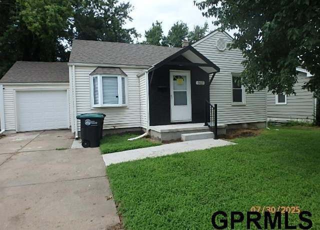 Property at 5627 Northwest Dr, Omaha, NE 68104, 2 beds, 2 baths