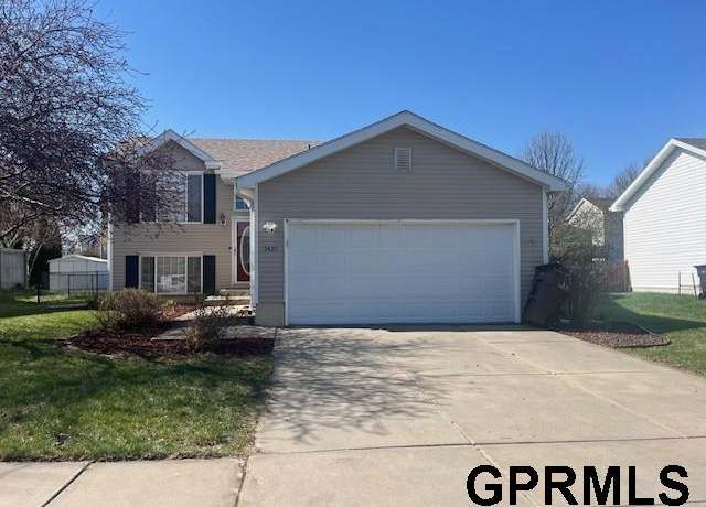 Property at 5425 NW 4th St, Lincoln, NE 68521, 3 beds, 2 baths