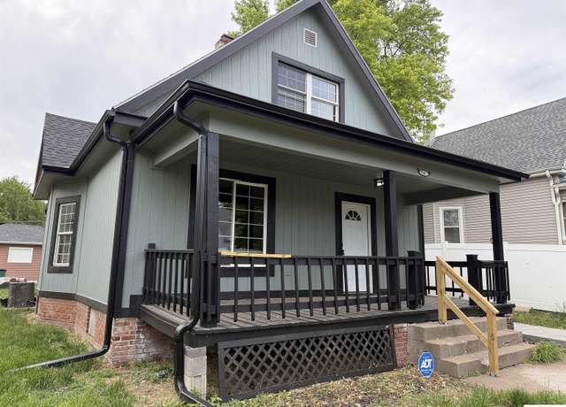 Property at 914 S 26th St, Omaha, NE 68105, 4 beds, 2 baths
