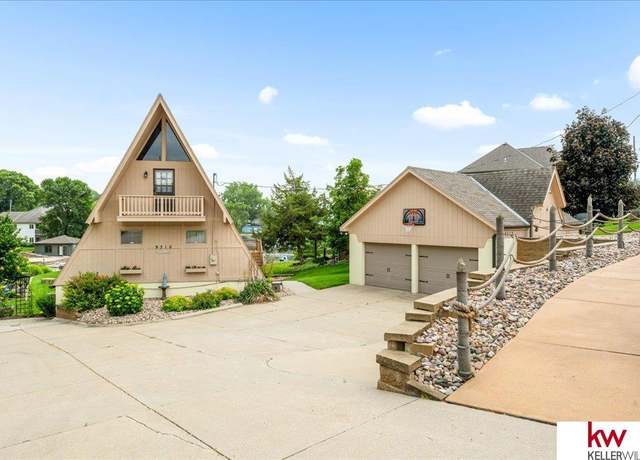 Property at 9310 Clubhouse Cir, Plattsmouth, NE 68048, 2 beds, 2 baths