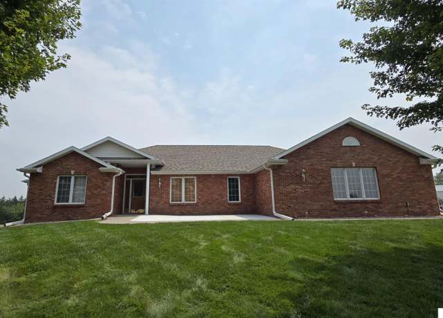Property at 420 N 33rd St, Beatrice, NE 68310, 4 beds, 4 baths