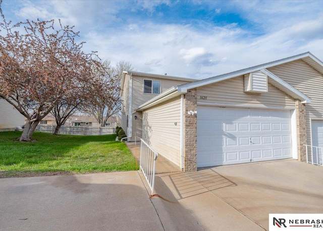 Property at 1620 Old Glory Rd, Lincoln, NE 68521, 2 beds, 3 baths