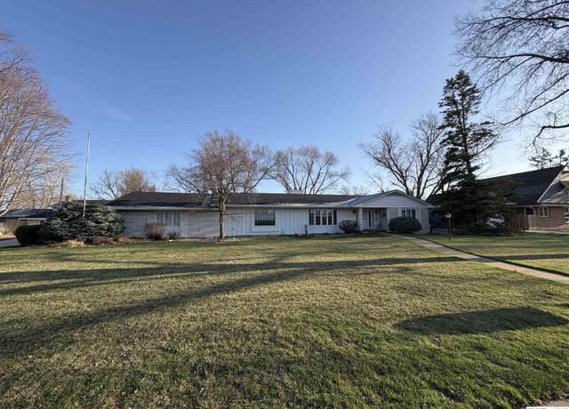 Property at 2120 Parkview Dr, Fremont, NE 68025, 2 beds, 3 baths