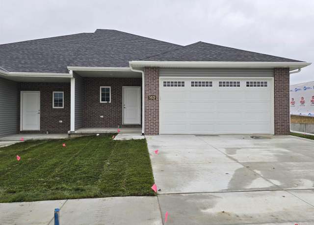 Property at 5829 S 94th St, Lincoln, NE 68526, 3 beds, 2.5 baths