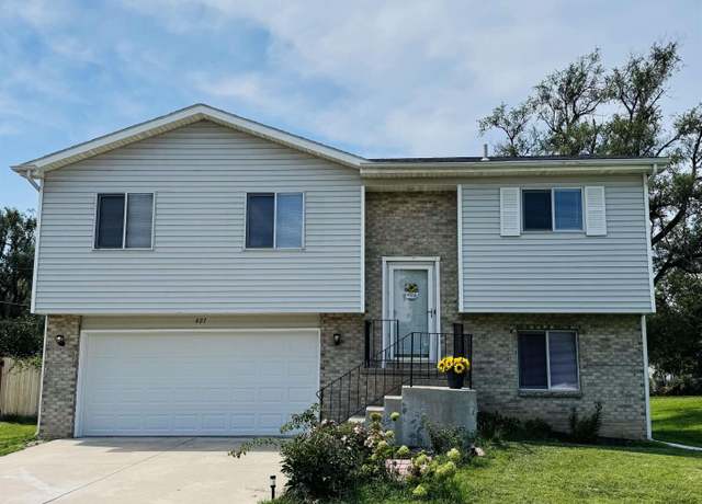 Property at 401 NW 16th St, Lincoln, NE 68528, 3 beds, 2.5 baths