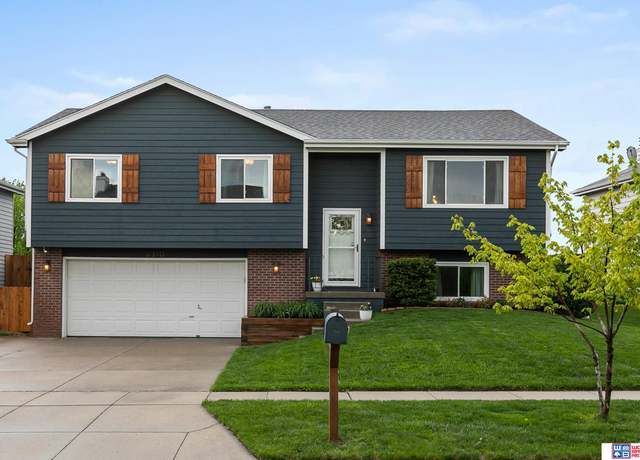 Property at 5310 NW 10th St, Lincoln, NE 68521, 3 beds, 2.5 baths