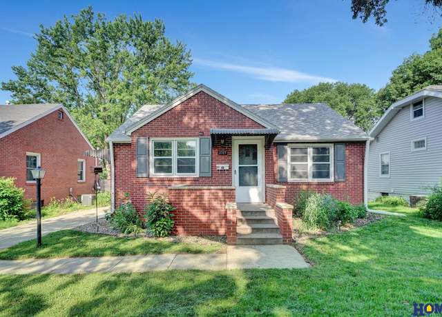 Property at 2727 S 12th St, Lincoln, NE 68502, 2 beds, 2 baths