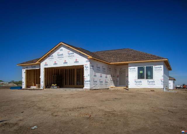 Property at 7600 N 50th St, Lincoln, NE 68514, 4 beds, 3 baths