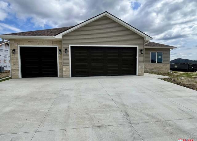 Property at 7600 N 50th St, Lincoln, NE 68514, 4 beds, 3 baths