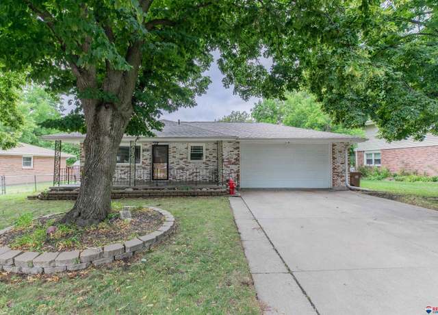 Property at 4331 S 37th St, Lincoln, NE 68516, 3 beds, 2 baths