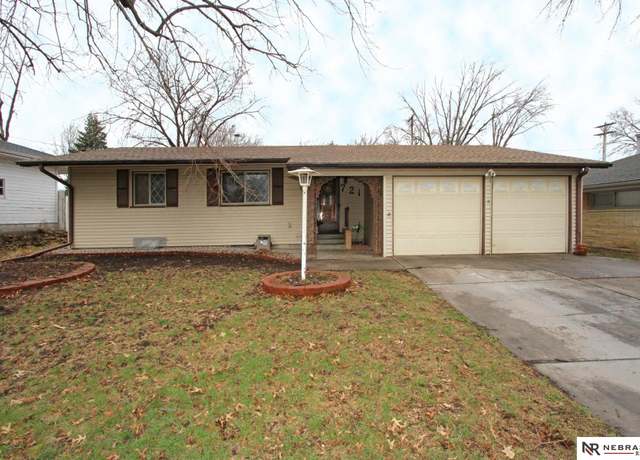Property at 721 N 58th St, Lincoln, NE 68505, 4 beds, 2 baths