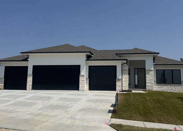 Property at 10008 Laramie St, Papillion, NE 68046, 5 beds, 3 baths