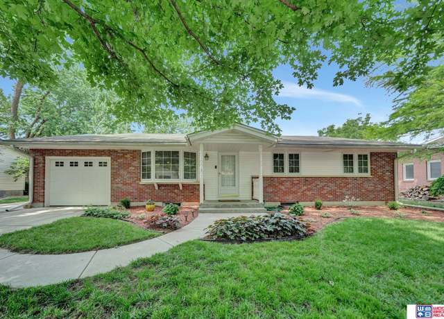 Property at 911 Sycamore Dr, Lincoln, NE 68510, 3 beds, 2 baths