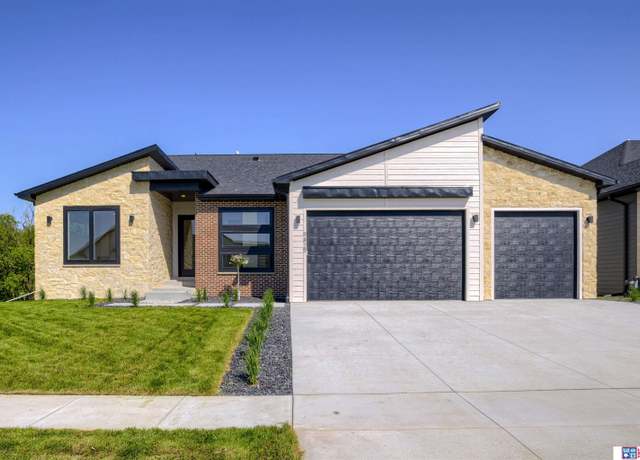 Property at 9415 S 86th St, Lincoln, NE 68526, 4 beds, 3 baths
