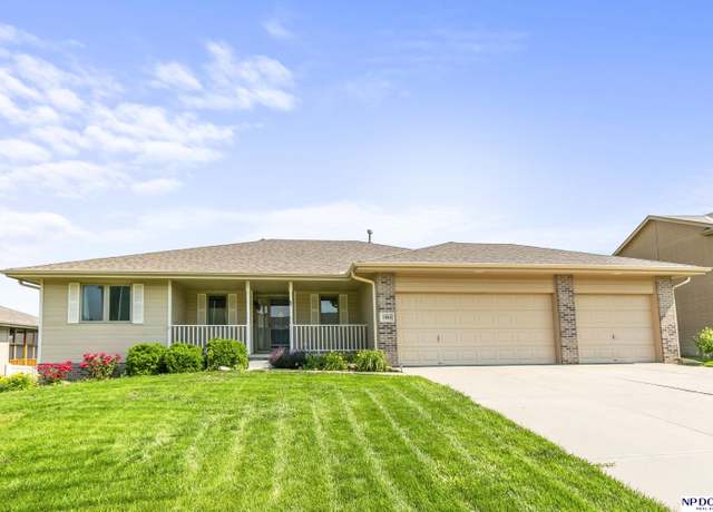 Property at 1804 Longview St, Papillion, NE 68133, 4 beds, 3 baths