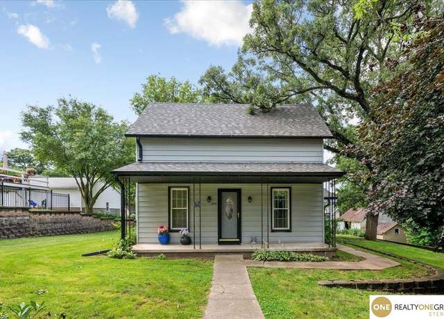 Property at 609 Linden St, Oakland, IA 51560, 3 beds, 1 bath