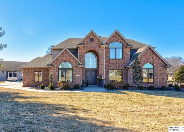 Property at 21919 Chancellor Cir, Omaha, NE 68022, 4 beds, 3.5 baths