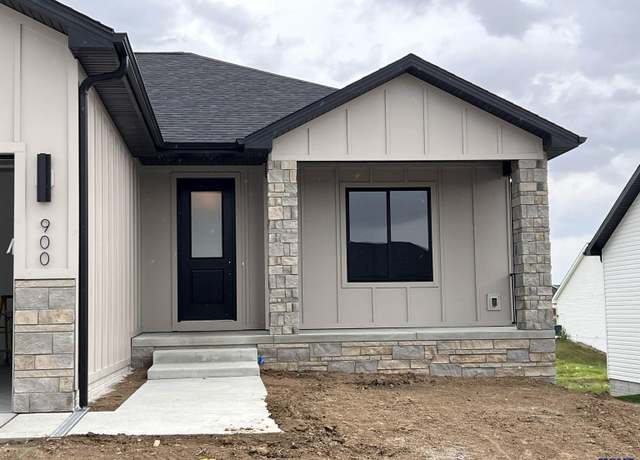 Property at 900 Middleton Ave, Lincoln, NE 68521, 5 beds, 3 baths