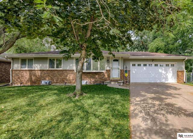 Property at 3841 Paxton Dr, Lincoln, NE 68521, 3 beds, 2 baths