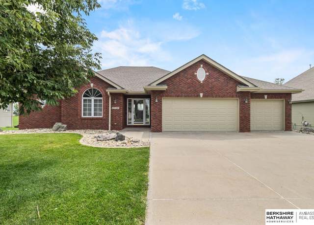 Property at 17105 Oakmont Dr, Omaha, NE 68136, 3 beds, 3 baths
