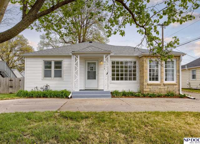 Property at 5114 Randolph St, Lincoln, NE 68510, 2 beds, 2 baths