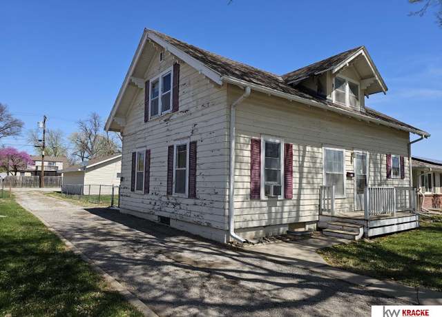 Property at 1712 Ella St, Beatrice, NE 68310, 4 beds, 2 baths