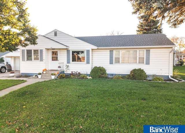 Property at 1417 16th St, Aurora, NE 68818, 2 beds, 3 baths